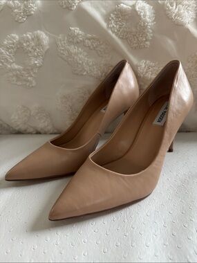 Steve Madden Nude Pointed Toe Leather Pumps